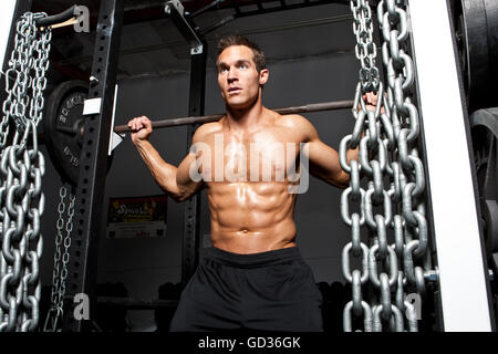 Sehr Fit Mann arbeitet in einem Fitnessstudio Gewichte zu heben, auf Geräte Stockfoto