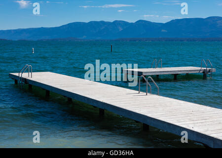 Schwimmen Sie Docks auf einem ruhigen Flathead Lake im Polson, Montana, USA. Stockfoto