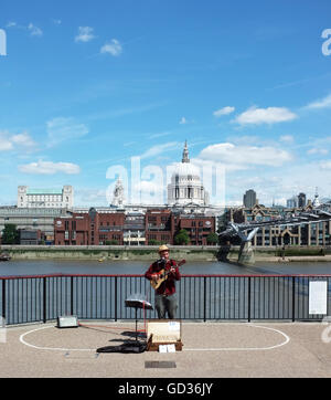 Straßenmusiker Auftritt in London Stockfoto