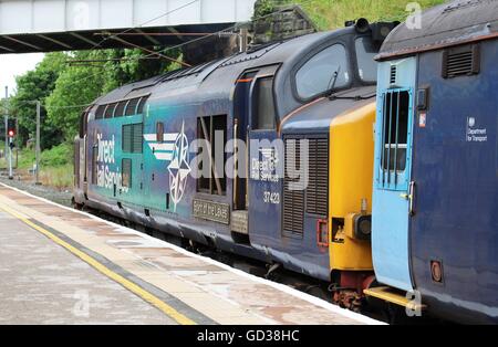 Klasse 37 Lokomotiven, Geist der Seen, Plattform 5 am Bahnhof von Lancaster bereit für einen Passagierservice zu Karren. Stockfoto