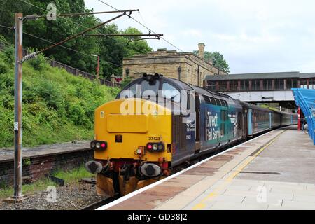 Klasse 37 Lokomotiven, Geist der Seen, Plattform 5 am Bahnhof von Lancaster bereit für einen Passagierservice zu Karren. Stockfoto