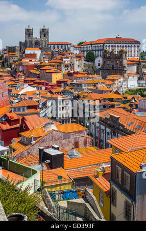 Aussicht auf die Innenstadt von Porto Stadt mit Se Kathedrale und Igreja de Sao Lourenco, Grilos im Hintergrund. Portugal. Stockfoto