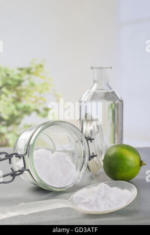 Natürliche Reinigung Werkzeuge, Zitrone und Natriumbicarbonat Stockfoto