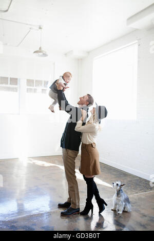 Vater, Mutter und Kind und Hund. Stockfoto