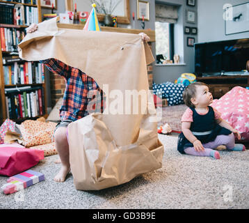 Ein Junge Auspacken der Geschenke bei einer Geburtstagsparty. Stockfoto