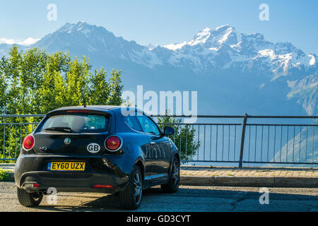 Auto von GB geparkt in Pila Blick auf Mont Blanc, Aostatal, Italien. Stockfoto