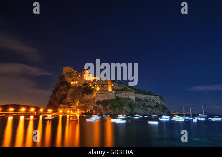 Castello Aragonese in der Nacht. Golf von Neapel, auf der Insel Ischia, Italien Stockfoto