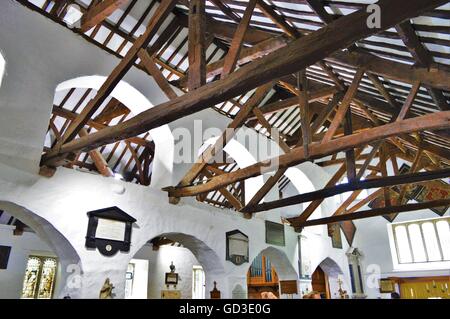Holzbalken in der schottischen Kirche Stockfoto
