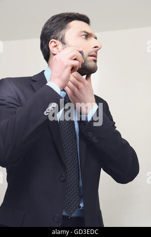Junger Mann mit elektrischen Rasierapparat Rasieren. Stockfoto