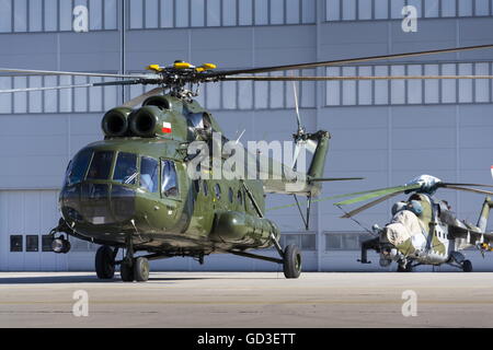 OSTRAVA, Tschechische Republik - 22 SEPTEMBER: Polnische Mi-8T Hubschrauber bereitet Start während Airshow Sitzung NATO-Tage im September Stockfoto