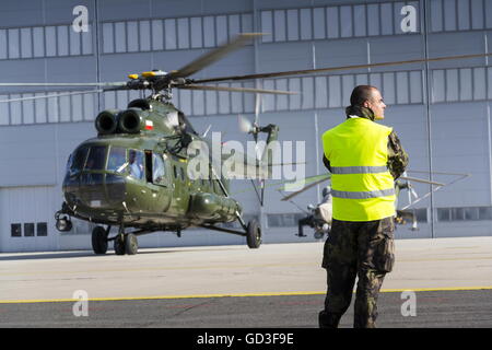 OSTRAVA, Tschechische Republik - 22 SEPTEMBER: Mann im militärischen uniform steht vor polnischen Mi-8T Hubschrauber während Airshow sessio Stockfoto