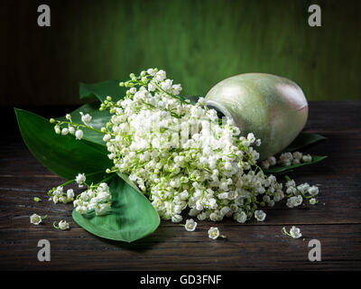 Lily Of The Valley Blumenstrauß auf dem Holztisch. Stockfoto