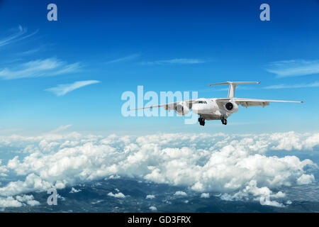 Flugzeug über den Wolken. Stockfoto