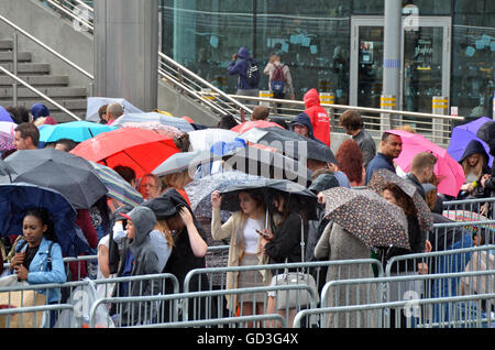 Wembley, London, UK, 11. Juli 2016, Massen trotzen Wetter in Warteschlange für Publikum Sitze bei X Factor 2016 Auditions in der SSE Wembley Arena. Stockfoto