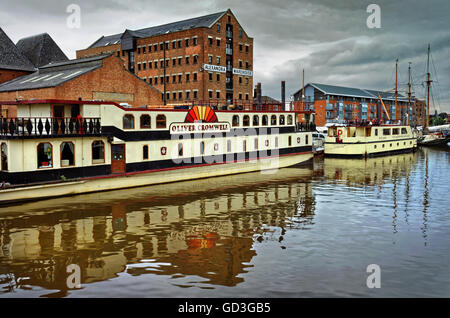 UK, Gloucestershire, Gloucester Docks, Main-Becken, Oilver Cromwell schwimmende Hotel und Alexandra Lager Stockfoto