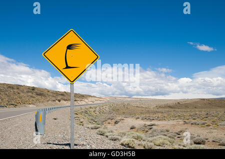 Straße Verkehrsschild auf der Ruta Nacional 40, Vorsicht, starke Seite windet, Santa Cruz, Patagonien, Argentinien Stockfoto