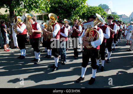 Band in traditionellen Kostümen, Blaskapelle marschiert in der Prozession der Lindauer Kinderfest, Volksfest Stockfoto