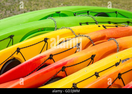 Bunte Kajaks liegen auf ihrer Seite bei einer Kajak-Verleih Ort am Lake Sammamish State Park, Issaquah, Washington, USA Stockfoto