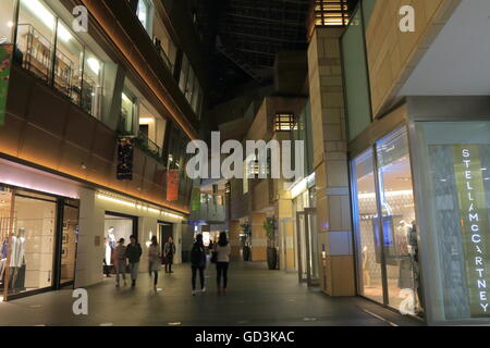 Menschen besuchen Roppongi Hills in Tokio Japan Stockfoto