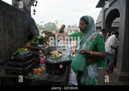 Frau, die Durchführung von Pooja, Kumbh Mela, Nasik, Maharashtra, Indien, Asien Stockfoto