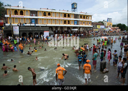 Baden im Fluss, Anhänger Kumbh Mela, Nasik, Maharashtra, Indien, Asien Stockfoto