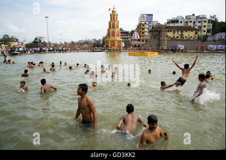 Anhänger, Baden im Fluss, Nasik, Maharashtra, Indien, Asien Stockfoto