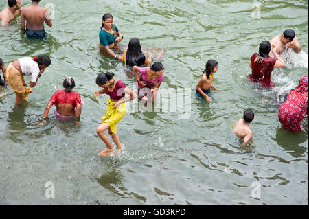 Hindus Baden im frühen Morgen in den heiligen Fluss Ganges 