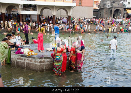 Anhänger, Baden im Fluss, Nasik, Maharashtra, Indien, Asien Stockfoto