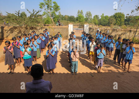 Studenten, die beten, Jagdalpur, Chhattisgarh, Indien, Asien Stockfoto