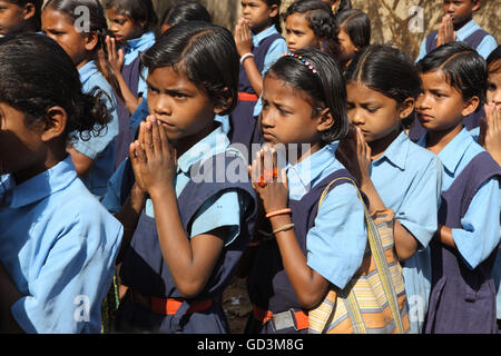 Studenten, die beten, Jagdalpur, Chhattisgarh, Indien, Asien Stockfoto