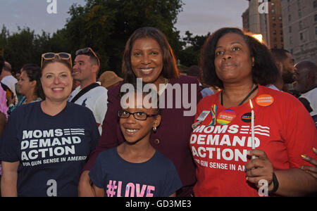 New York City, USA. 11. Juli 2016. Mitglied der Waffenkontrolle/anti-Seiten-Gruppe, Mütter Nachfrage Aktion posieren mit öffentlichen Verfechter Letitia James. Hunderte versammelten sich in Brooklyns Grand Army Plaza für ein Kerzenlicht-Mahnwache, gesponsert von der Diözese Brooklyn gegen die jüngsten Vorfälle von Gewalt gegen Polizisten & afrikanisch-amerikanischen Zivilisten in den Händen der Polizei Kredit: Andy Katz/Pacific Press/Alamy Live News Stockfoto