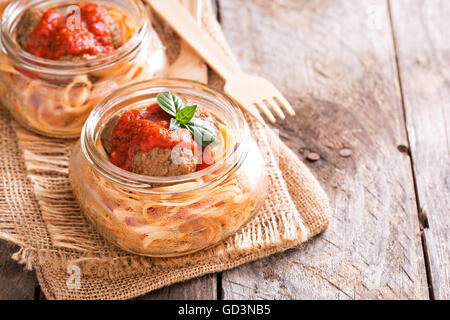 Spaghetti mit Fleischbällchen serviert in einem Glas Stockfoto