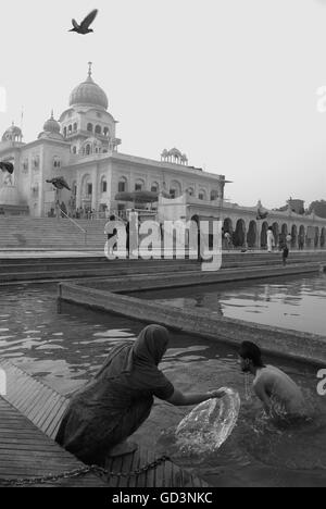 Anhänger in Gurdwara Bangla Sahib Stockfoto