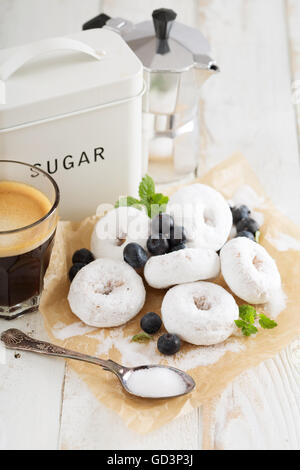 Kleine Krapfen in Puderzucker Stockfoto