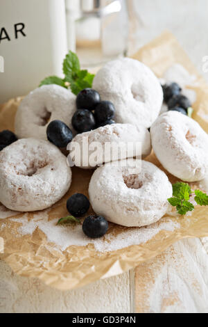 Kleine Krapfen in Puderzucker Stockfoto