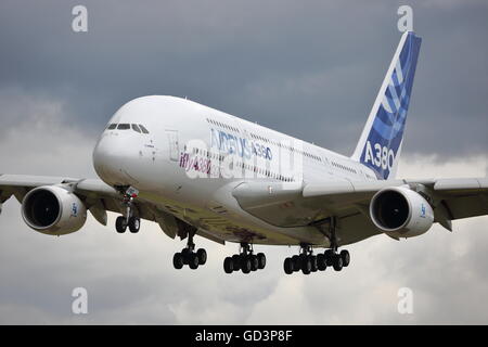 Farnborough, Großbritannien. 11. Juli 2016. Airbus zeigte seine A380-Credit: Uwe Deffner/Alamy Live News Stockfoto