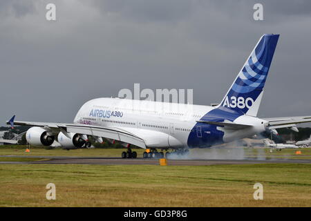Farnborough, Großbritannien. 11. Juli 2016. Airbus A380 nach seinem Display Credit aufsetzen: Uwe Deffner/Alamy Live News Stockfoto