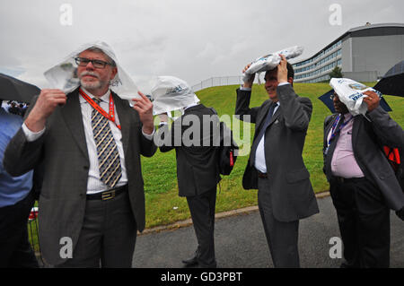 Die Farnborough International Airshow 2016 wurde von sintflutartigen Regenfällen heimgesucht, der Ausstellungsgelände war wasserdicht und es kam sogar Regen in die Handelshallen. Schließlich wurde der ganze Showtag abgesagt und alle Besucher gebeten zu gehen Stockfoto