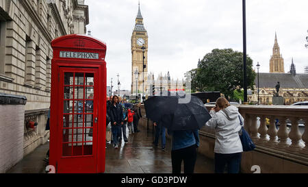 Westminster, London, UK. 11. Juli 2016. Großbritannien Wetter - Regenschauer in Westminster Credit: Dinendra Haria/Alamy Live News Stockfoto