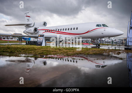 Farnborough International Airshow 2016 von sintflutartigen Regenfällen heimgesucht wurde, Showground war Wasser - angemeldet und einige sogar die Hallen. Schließlich die ganze Show Tag abgebrochen wurde mit allen Besuchern gebeten zu verlassen Stockfoto