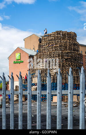 Belfast, UK. 11. Juli 2016. Loyalist Lagerfeuer in Sandy Zeilenbereich von Süd-Belfast. Bildnachweis: DMc Fotografie/Alamy Live-Nachrichten Stockfoto