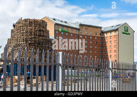 Belfast, UK. 11. Juli 2016. Loyalist Lagerfeuer in Sandy Zeilenbereich von Süd-Belfast. Bildnachweis: DMc Fotografie/Alamy Live-Nachrichten Stockfoto