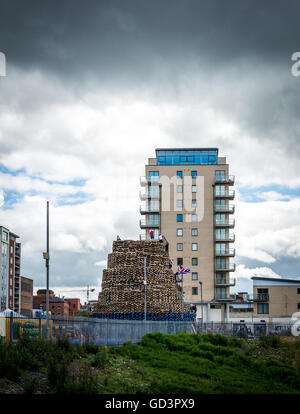 Belfast, UK. 11. Juli 2016. Loyalist Lagerfeuer in Sandy Zeilenbereich von Süd-Belfast. Bildnachweis: DMc Fotografie/Alamy Live-Nachrichten Stockfoto