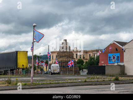 Belfast, UK. 11. Juli 2016. Loyalist Lagerfeuer im unteren Shankill Teil Nord-Belfast. Bildnachweis: DMc Fotografie/Alamy Live-Nachrichten Stockfoto