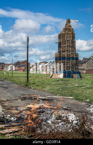 Belfast, UK. 11. Juli 2016. Loyalist Lagerfeuer im Dorfgebiet von Süd-Belfast. Bildnachweis: DMc Fotografie/Alamy Live-Nachrichten Stockfoto