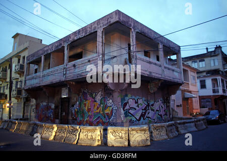 San Juan, Puerto Rico. 21. Sep, 2014. Ein verlassenes Gebäude erklärt, dass öffentliches Ärgernis sitzt wartend im Stadtteil Santurce in San Juan, Puerto Rico, 21. September 2014 abgerissen werden. © Ricardo Arduengo / via ZUMA Draht/ZUMA Draht/Alamy Live-Nachrichten Stockfoto