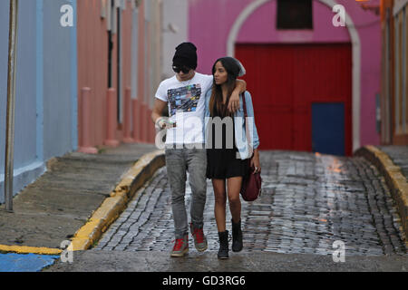 San Juan, Puerto Rico. 4. November 2014. Ein paar Spaziergänge in die koloniale Stadt von Old San Juan bei Sonnenuntergang in Puerto Rico, Sonntag, 23. August 2015. © Ricardo Arduengo / via ZUMA Draht/ZUMA Draht/Alamy Live-Nachrichten Stockfoto