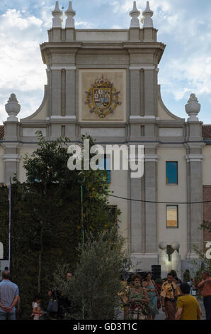 Madrid, Spanien, 11 St Juli 2016.  Ein Sommertag und der Eingang Blick auf Conde Duque Center, Madrid, Spanien. Enrique Davó/Alamy Live-Nachrichten. Stockfoto