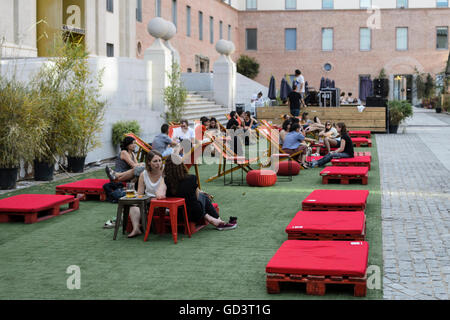 Madrid, Spanien, 11 St Juli 2016.  Zeigen Sie ein Sommertag in Conde Duque Center mit Menschen in der Open-Air-Terrasse, Madrid, Spanien an. Enrique Davó/Alamy Live-Nachrichten. Stockfoto