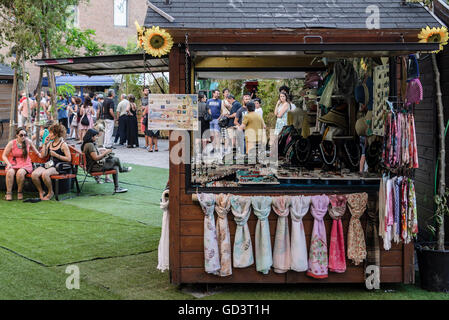 Madrid, Spanien, 11 St Juli 2016.  Zeigen Sie ein Sommertag mit Menschen mit Freizeit in Conde Duque Center, Madrid, Spanien an. Enrique Davó/Alamy Live-Nachrichten. Stockfoto